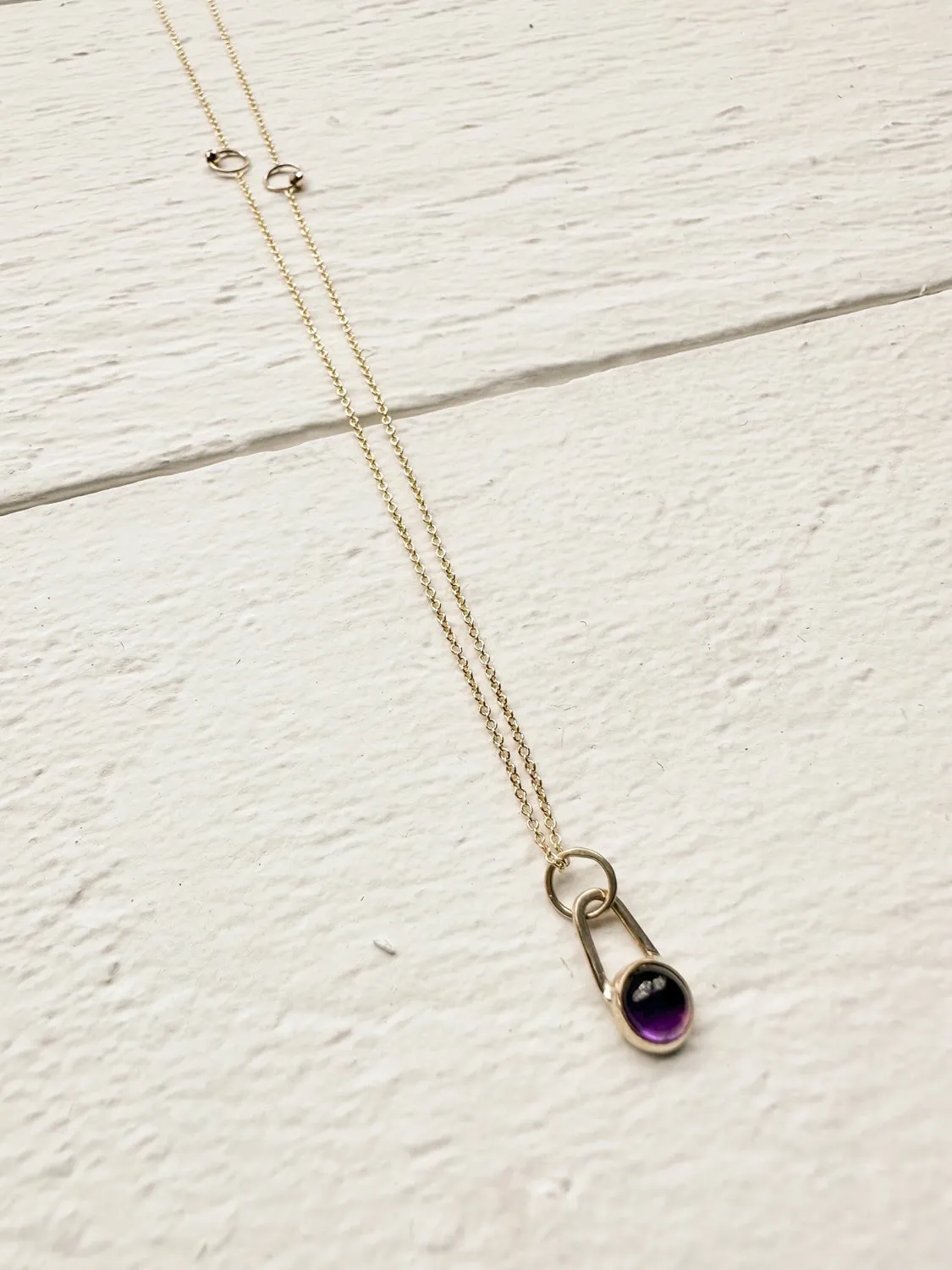 JANE HOLLINGER - 14k yellow gold necklace with Amethyst pendant